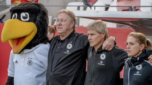 New national coach: Together on the sidelines in 2018, now Horst Hrubesch, Thomas Nörenberg and Britta Carlson once again form the DFB women's coaching team.