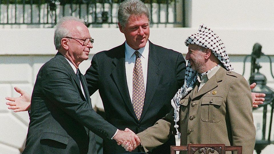 Izchak Rabin (l), then Prime Minister of Israel, and Yasser Arafat (r), then Chairman of the Palestine Liberation Organization (PLO), shake hands in the presence of Bill Clinton, then US President.  It is a success that also came about through Norway's mediation 
