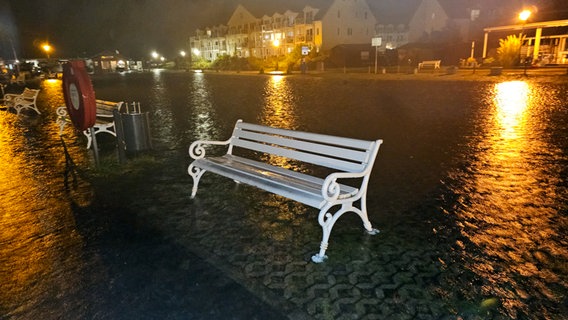 Eine leere Bank steht an einer überschwemmten Uferpromenade © Sandra Mirow Foto: Sandra Mirow