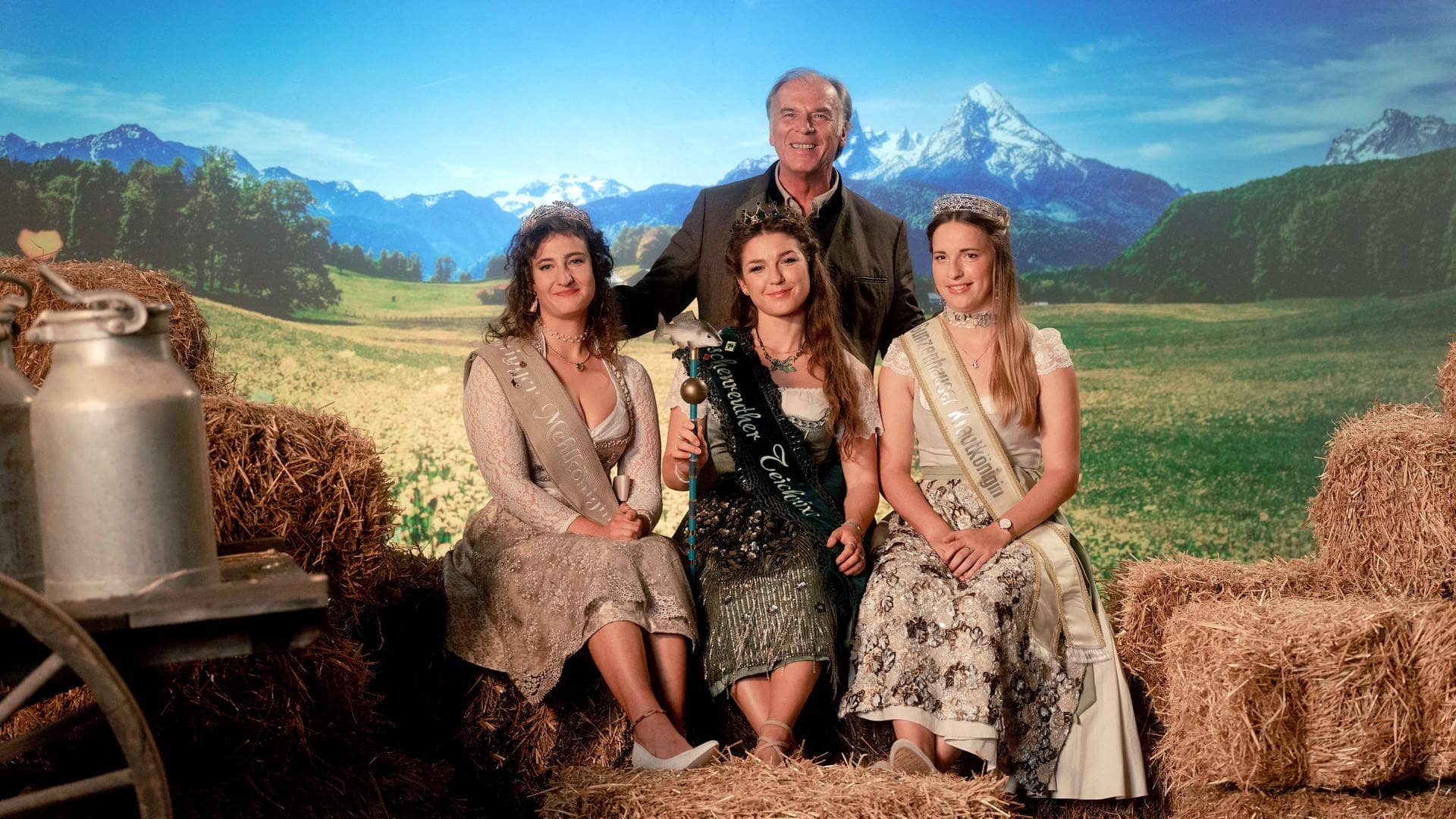 Tatort Criticism Munich “Queens”: Photo shoot with the product queens in front of a screen with mountains.  In the background Josef Gerling and in the foreground three product queens.  (Photo: ard-foto s2-internal/external, BR / Odeon Fiction GmbH / Luis Zeno Kuhn)