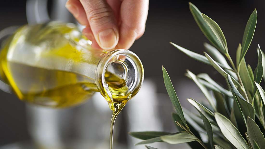 Olive oil lowers blood pressure and the harmful LDL cholesterol in the blood, reducing the risk of arteriosclerosis.