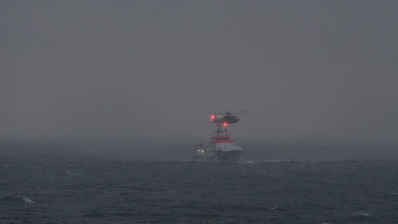 A Navy SAR helicopter brings the MIRG team to the "HERMANN MARWEDE".  © The sea rescuers - DGzRS 