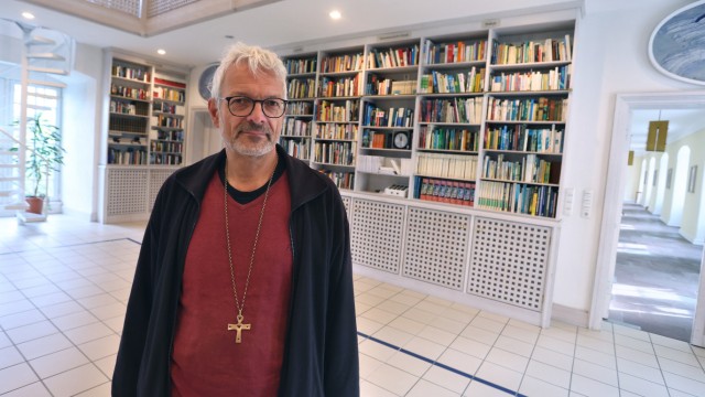 Triefenstein Monastery: "It took us a long time to speak publicly and find words for the unsayable", admits brother Christian Hauter.  The photo shows him in the library of the Triefenstein Monastery, the headquarters of the Christ Bearer Brotherhood.