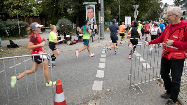 Long waiting times: Voters were able to cross the marathon route at several points.