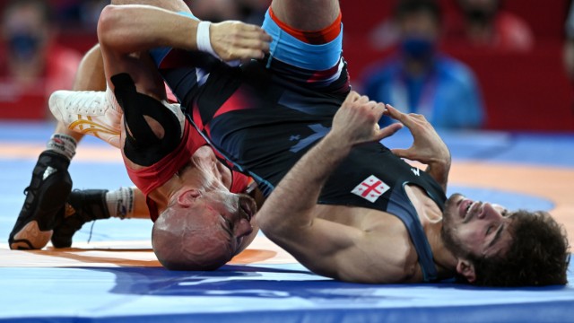 Scenario: Olympic bronze medal fight in the Makuhari Messe Hall on August 4, 2021. Frank Stäbler (red) and Ramaz Zoidze from Georgia in action.