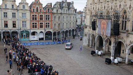 People gathered on the Place des Héros in Arras (Pas-de-Calais), on October 19, 2023, during the funeral of Dominique Bernard.  (MATTHIEU BOTTE / MAXPPP)