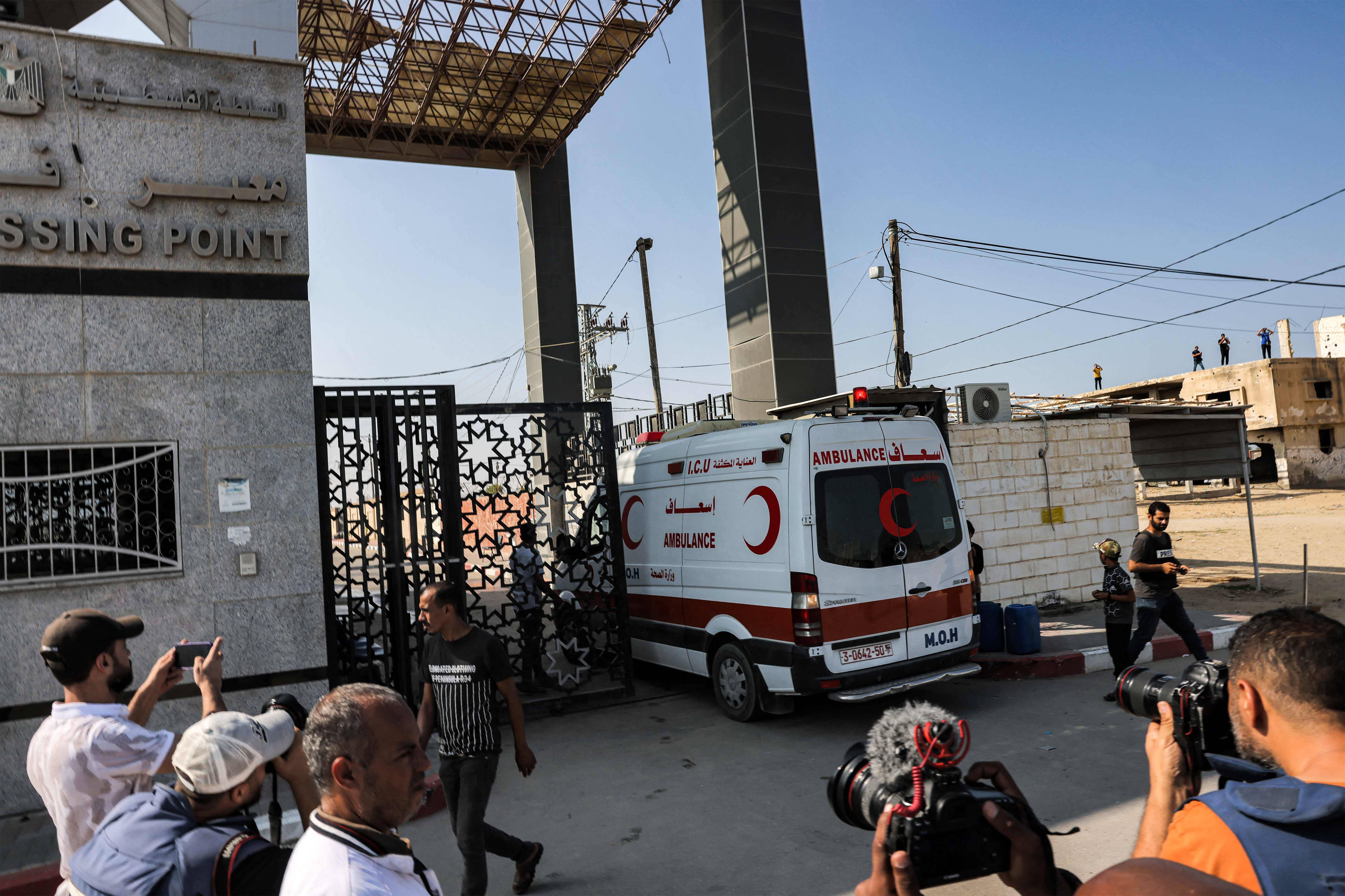Une ambulance franchit la barrière du poste frontière de Rafah, dans le sud de la bande de Gaza, avant de passer en Egypte, le 1er novembre 2023. — © MOHAMMED ABED / AFP