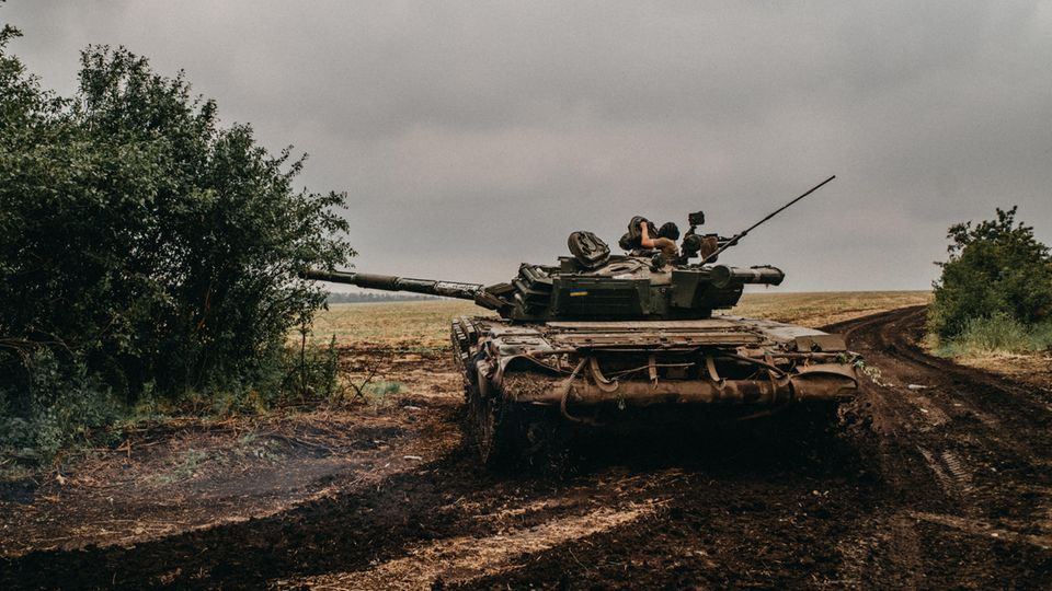 A Ukrainian T-72 on the battlefield