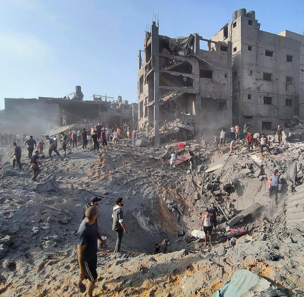 Nach dem israelischen Luftangriff auf das Flüchtlingslager Dschabalia im Gaza-Streifen ist ein tiefer Krater geblieben