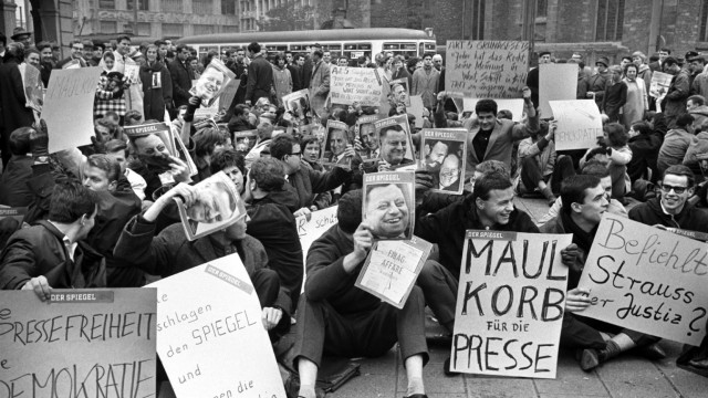 100 years "Mirror"-Founder Augstein: Protests against the arrest of the magazine's editors in the "Mirror"affair in 1962.