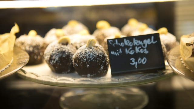 Tillu Coffee: Also dark but sweet: the chocolate balls with coconut