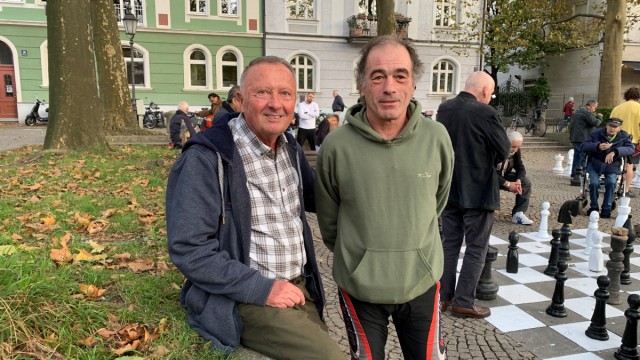 Schach in München: Regelmäßig am Schachplatz an der Münchner Freiheit anzutreffen: Schachplatzbeauftragter Stefan Sandl (rechts) und Eckhart Ludwig.