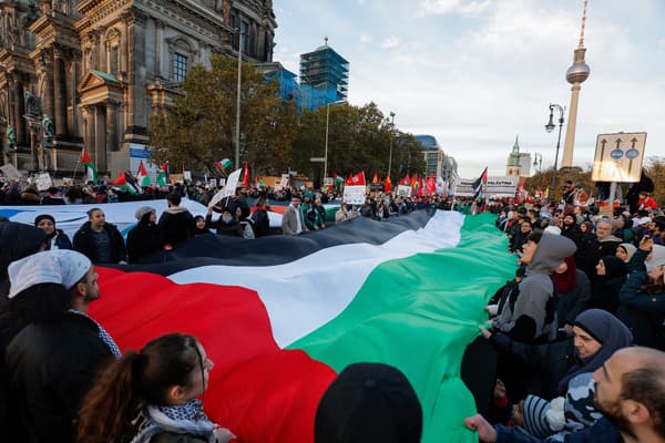 Des milliers de personnes manifestent samedi 4 novembre 2023 à Berlin en solidarité avec les Palestiniens de Gaza.