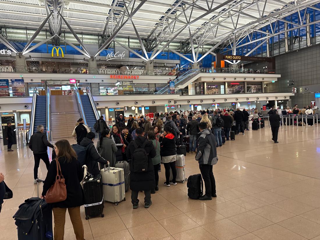 Eine lange Schlange von Menschen steht an den Schaltern am Hamburger Flughafen. Nach der Geiselnahme und der darauffolgenden Sperrung des Flughafens, nimmt der Airport nun  wieder den Betrieb auf.