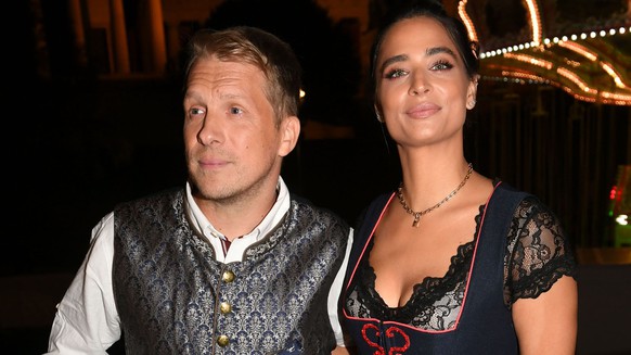 ARCHIVE - September 18th, 2022, Bavaria, Munich: The comedian Oliver Pocher and his wife Amira celebrate at the Almauftrieb"  in front of the beetle tent at the Oktoberfest.  In a trial about a burglary, on 2...
