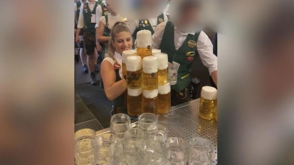 This Oktoberfest waitress makes some waiters and waitresses green with envy.  As if it were child's play, she carries around 30 kilograms at the age of thirteen.