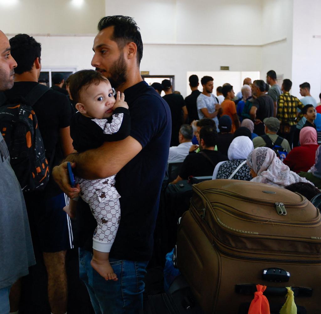 Viele Ausländer und Palästinenser mit einem zweiten Pass warten weiterhin darauf, Gaza über den Grenzübergang Rafah nach Ägypten zu verlassen