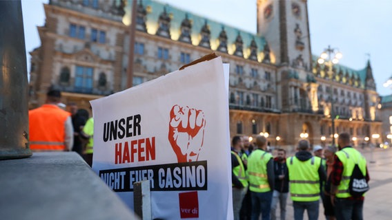 After a demonstration against the sale of HHLA shares there is a sign with the inscription "Our port - not your casino" at the town hall market.  © picture alliance/dpa Photo: Bodo Marks