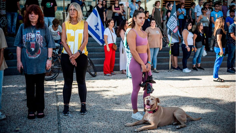 Silent remembrance: Four weeks after the terrorist attack on October 7th, Israelis in Tel Aviv pause for a minute of silence