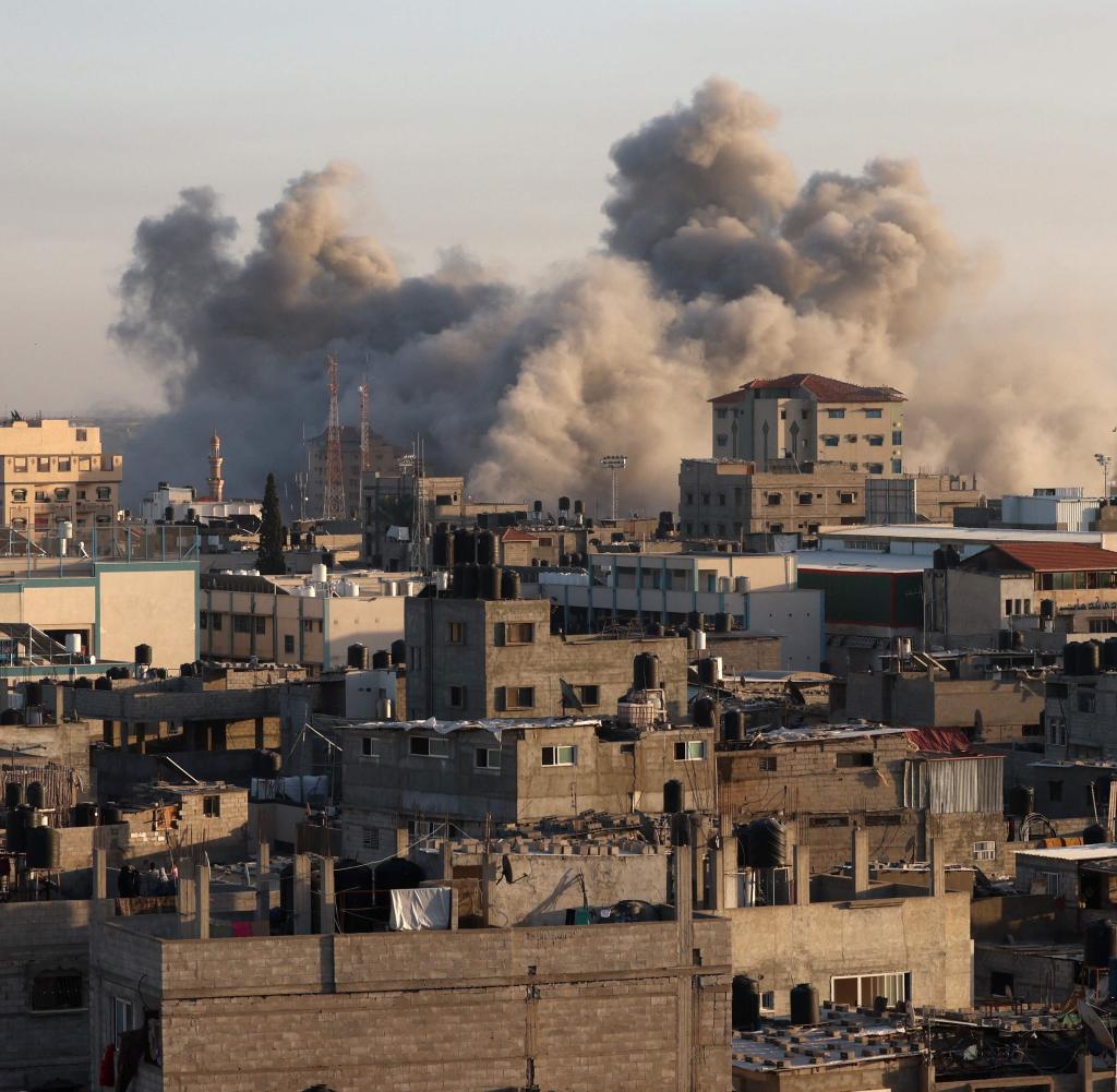 Israelische Kräfte bombardieren den Gazastreifen seit fast einem Monat