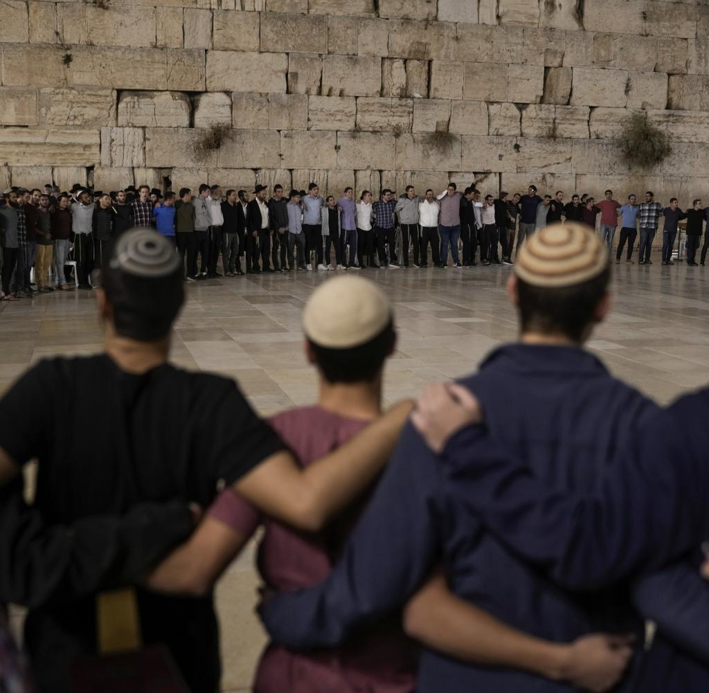 Menschen nehmen vor der Klagemauer in der Altstadt an einer Zeremonie zum Gedenken an den blutigen Angriff vom 7. Oktober 2023 durch militante Hamas-Kämpfer teil