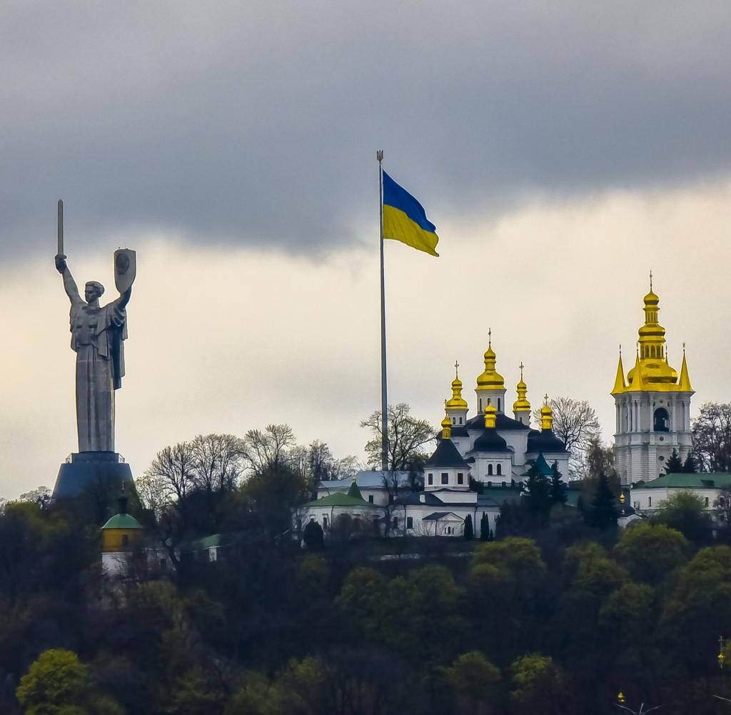 Blick auf die Statue „Mutter Ukraine“ in Kiew