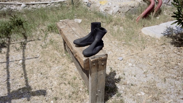 Travel photo book "No Ponte": Diving shoes while drying.