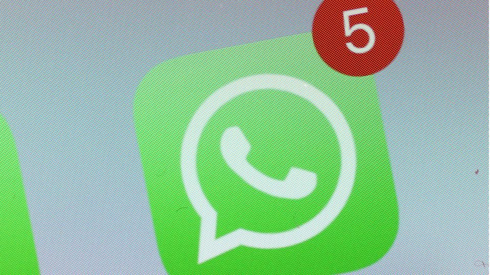 Green WhatsApp logo with red notification of 5 unread messages