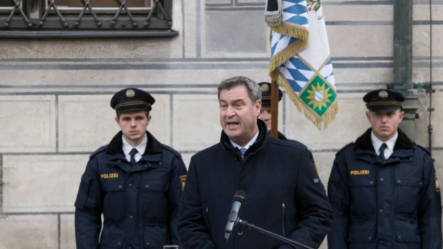 Demo against the right in Munich: Prime Minister Markus Söder remembering the state police officers killed in the Hitler Putsch 100 years ago.