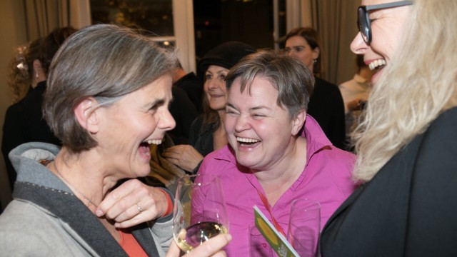 Anniversary of the August Everding Theater Academy: The guests crowded into the Prinze's garden hall: (from left) Anne Richter, deputy director and dramaturge of the Schauburg, Sanne Kurz, Green member of the state parliament and spokesperson for culture and film, with Doris Wagner from the Munich Trade Fair.