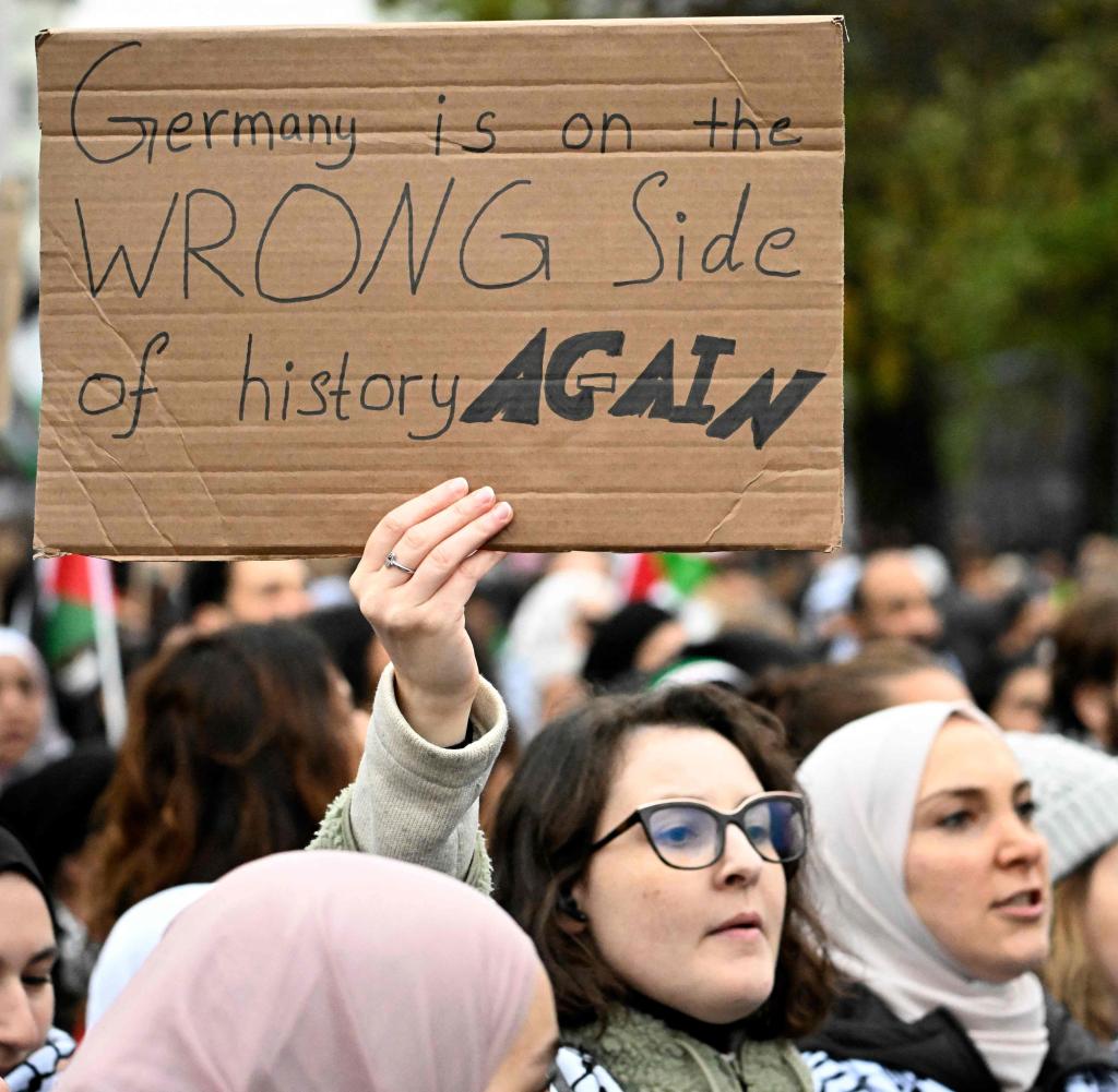 Auf dem Schild einer Demonstrantin auf dem Oranienplatz steht: „Deutschland steht wieder auf der falschen Seite der Geschichte“