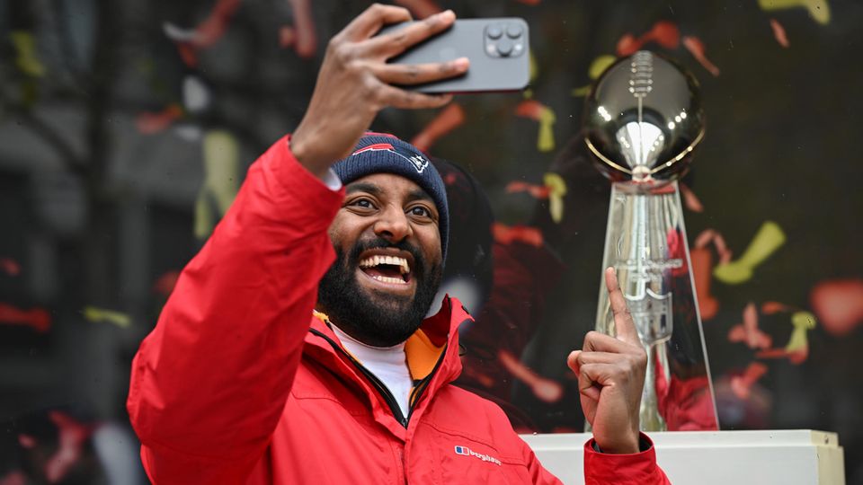 Joy about the NFL in Germany: A fan takes a selfie in front of the Vince Lombardi Trophy - the league's championship title - at the fan festival in downtown Frankfurt.