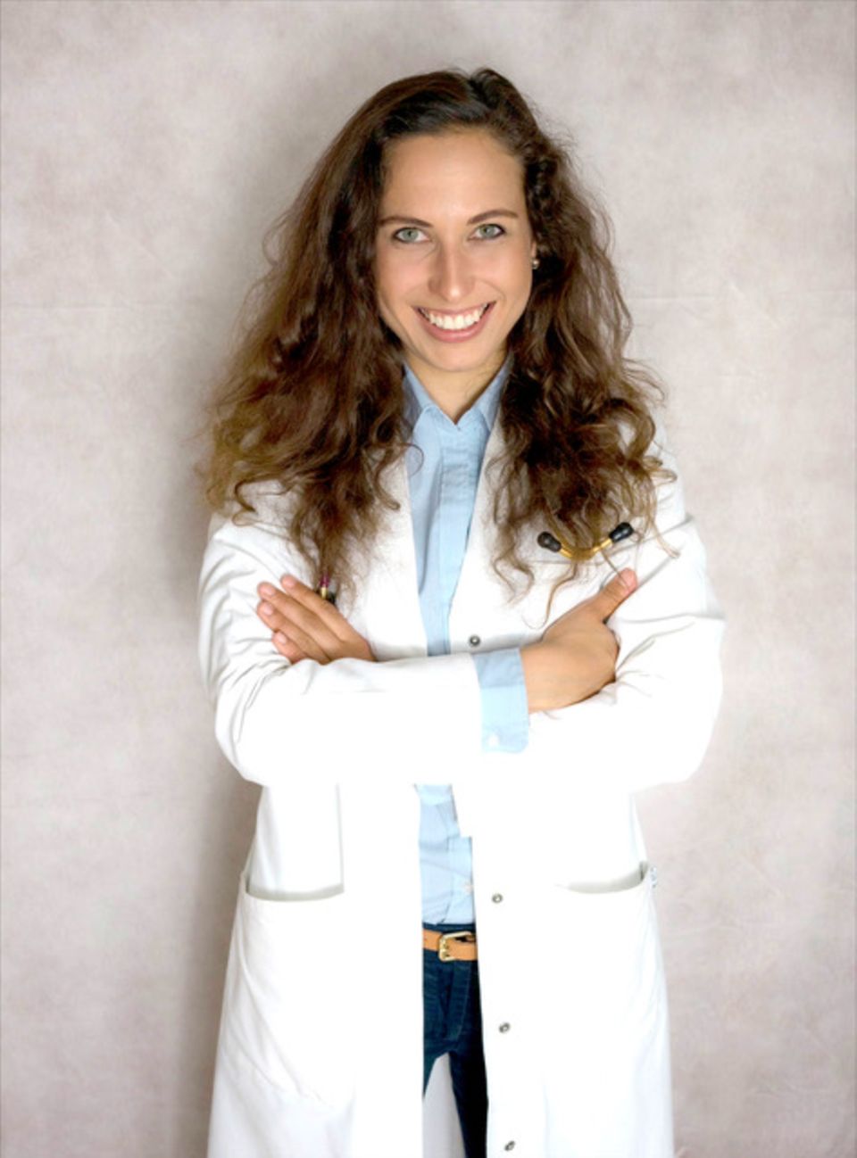 Dr.  med.  Celine Schlager works as a doctor in a children's clinic and is a mother herself.  That's why she knows exactly what worries and fears parents and other family members have when it comes to their offspring.  She has built a large community on Instagram with more than 60,000 followers.  In her courses and consultations she tries to give answers and allay omnipresent fears.