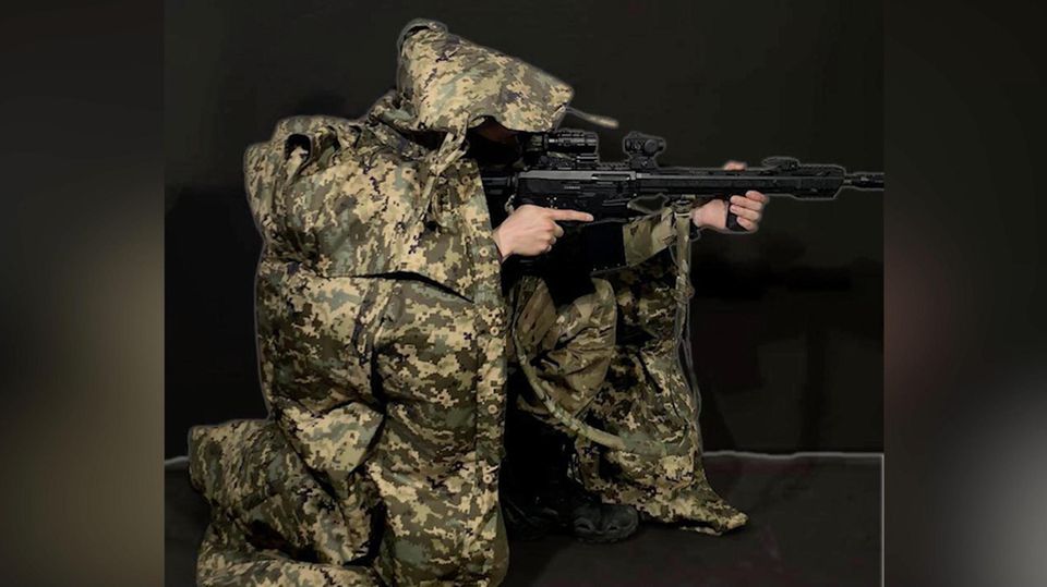 Ukrainian troops could soon become invisible in front of Russian military technology.  A new military uniform designed to hide Ukrainian soldiers from Russian thermal imaging optics and cameras is ready for mass production, a Ukrainian military technician said.