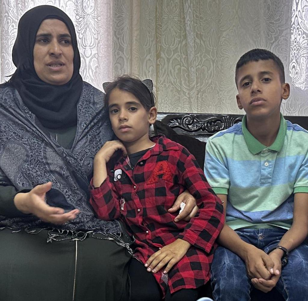 Ikhals Saleh und ihre Kinder trauern um ihren Mann und Vater, der in ihrem Olivenhain erschossen wurde