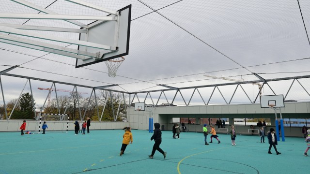 New campus in Obersendling: The roof is also used: a sports field was built above the sports hall.