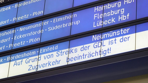 A display board at a main train station indicates train cancellations due to strikes.  © picture alliance / dpa Photo: Carsten Rehder
