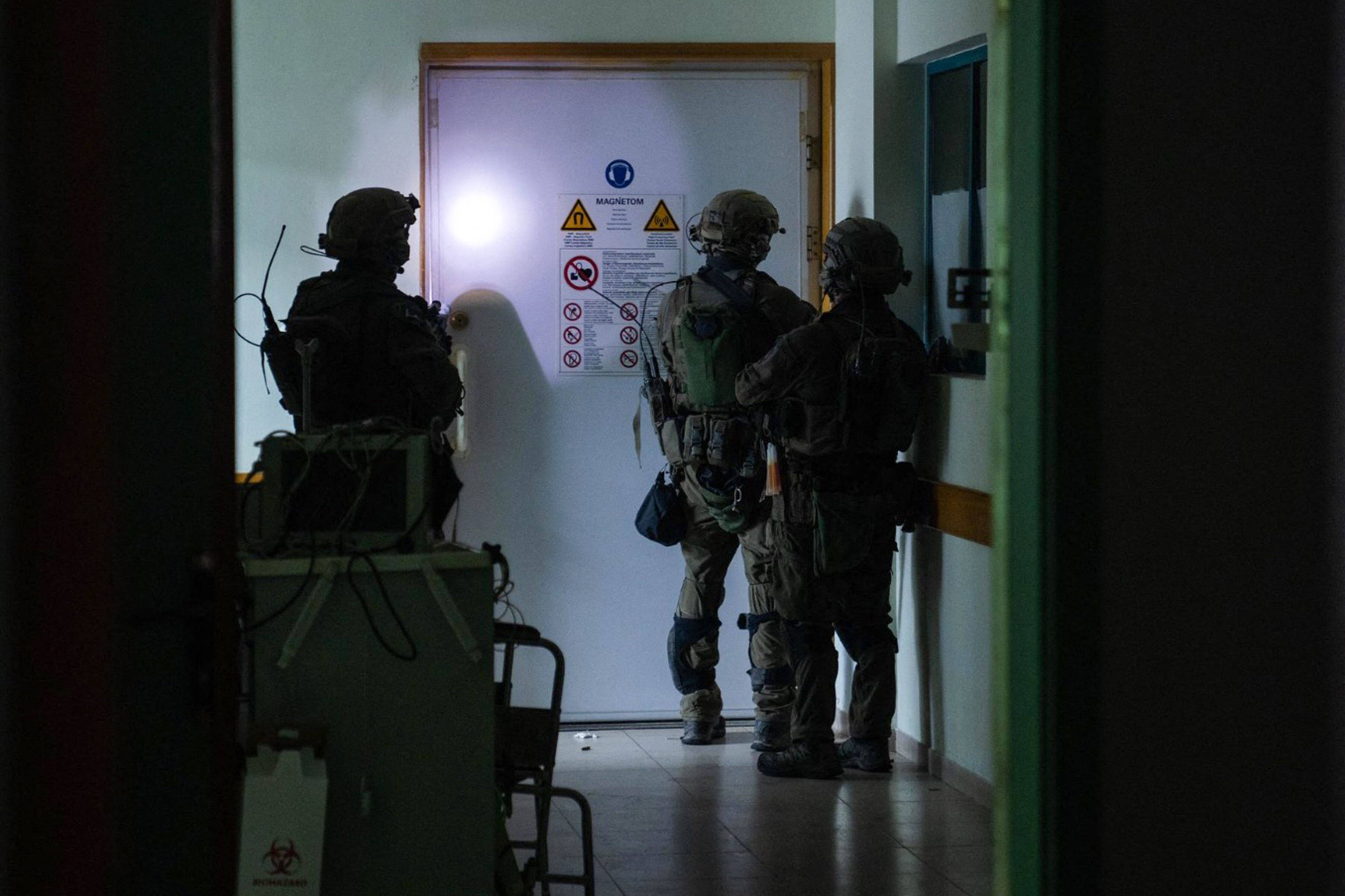 Cette photo publiée par l'armée israélienne montre des soldats israéliens menant une opération à l'intérieur de l'hôpital Al-Shifa, le 15 novembre. — © - / AFP