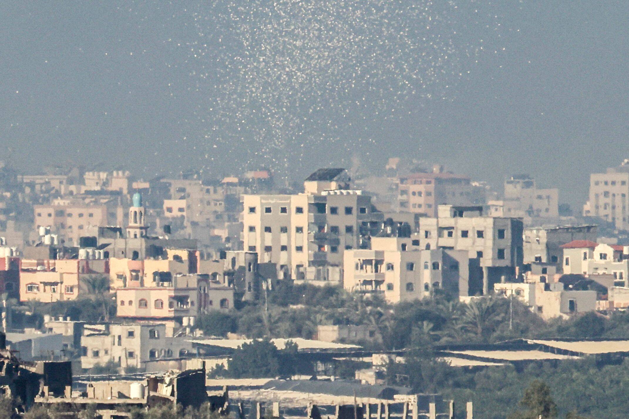 Ce jeudi 16 novembre au matin, l'armée israélienne a à nouveau largué des tracts sur Gaza-City demandant aux habitants de fuir la ville. — © JACK GUEZ / AFP