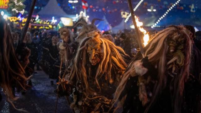 Winter-Festival auf der Theresienwiese: Zum Fürchten schön: 30 Perchten versetzen das Tollwood-Publikum wieder in Angst und Schrecken.