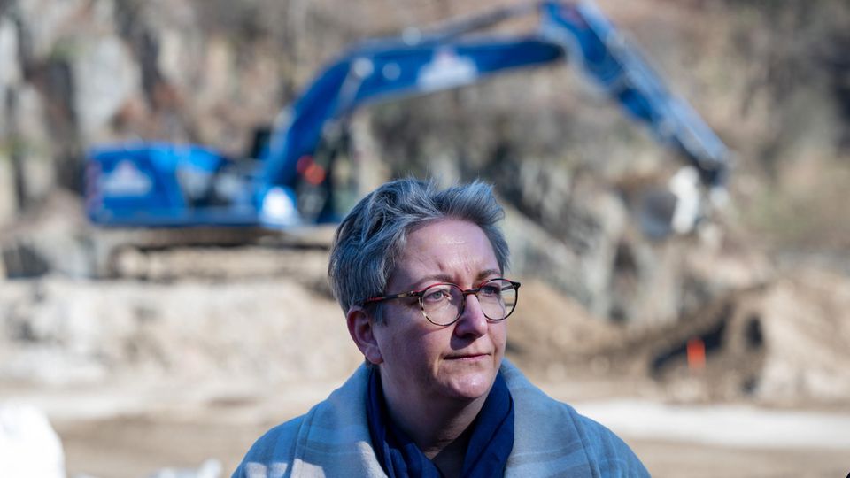 Construction Minister Klara Geywitz in front of a crane
