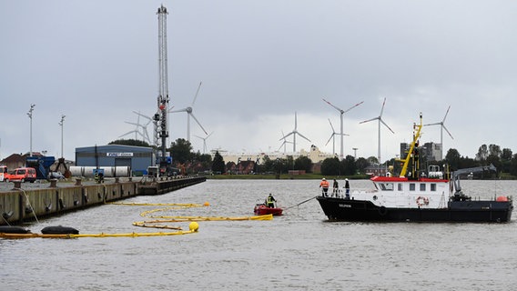 Emden: The fire brigade is deploying oil barriers in the harbor with the help of two ships.  © dpa-Bildfunk Photo: Lars Penning