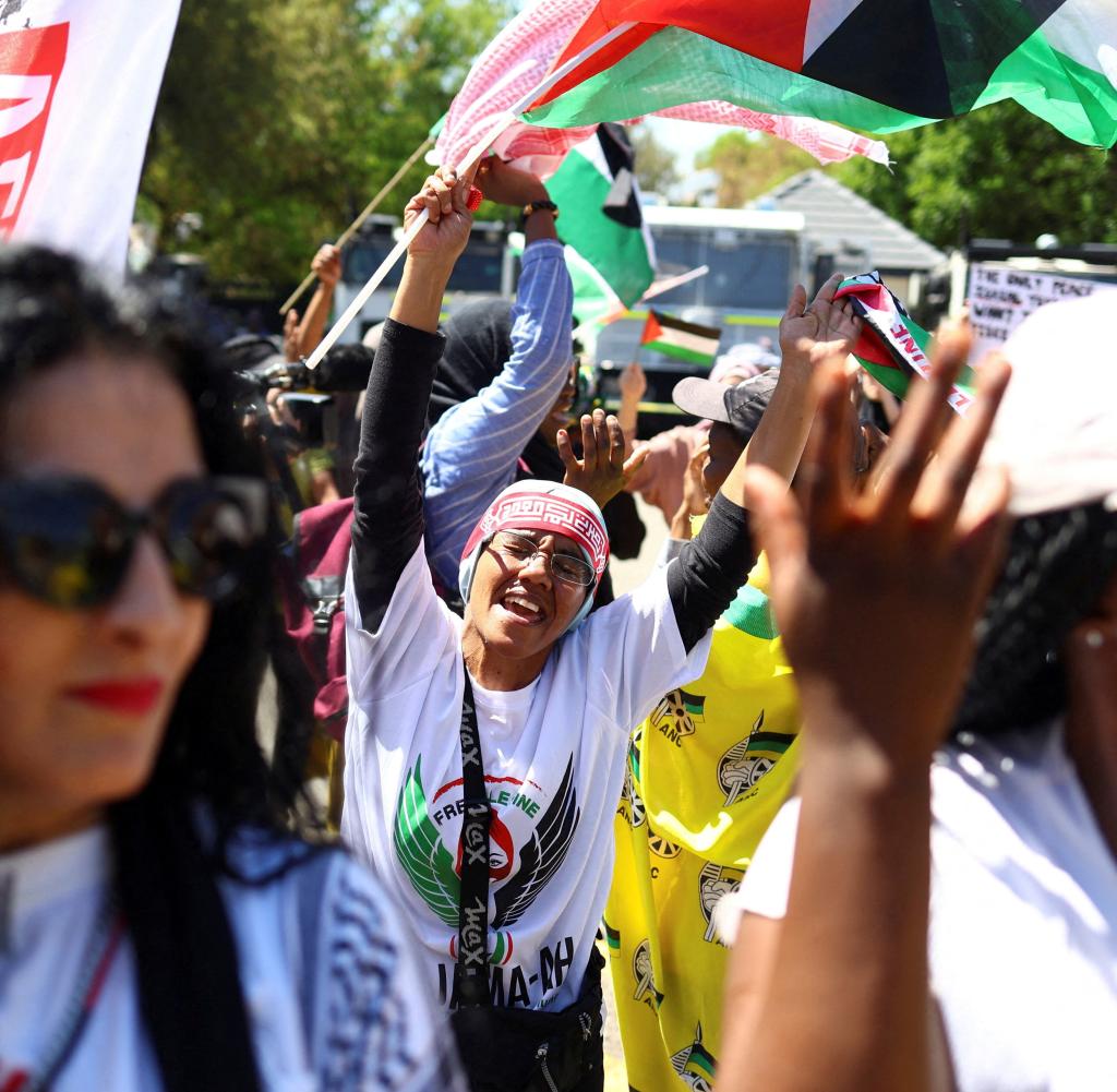 Anhänger der Regierungspartei ANC vor der israelischen Botschaft in Pretoria