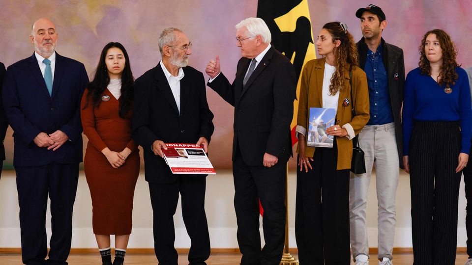 Federal President Frank-Walter Steinmeier (m.) with the Israeli ambassador Ron Prosor (l.) and families of kidnapped German-Israeli citizens.  On the right in the picture: the sister of the kidnapped Yarden, Roni Roman, next to her brother Gili and cousin Maya (r.)