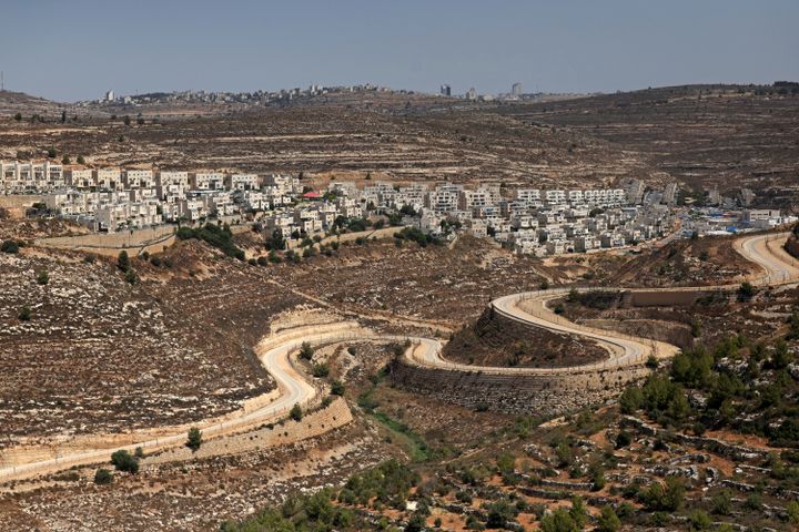 Une route sinueuse en Cisjordanie occupée, entre la colonie israélienne de Givat Zeev (à gauche) et un village palestinien proche de Ramallah (à droite), le 8 septembre 2023. (AHMAD GHARABLI / AFP)