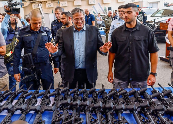 Le ministre de la Sécurité nationale israélien, Itamar Ben Gvir, devant des fusils d'assaut distribués à des groupes volontaires civils, le 27 octobre 2023 à Ashkelon (Israël). (HANNIBAL HANSCHKE / MAXPPP)