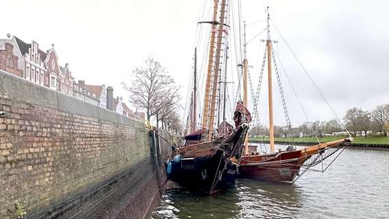 A ship moored to the quay wall in Lübeck lies askew in low water.  © NDR Photo: Balthasar Hümbs