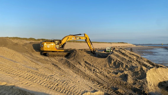 An excavator builds a protective sand body at the Spiekerooger southern dune.  © NLWKN Photo: Münk
