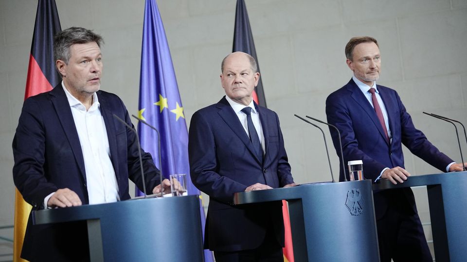 Robert Habeck, Olaf Scholz and Christian Lindner in a press statement
