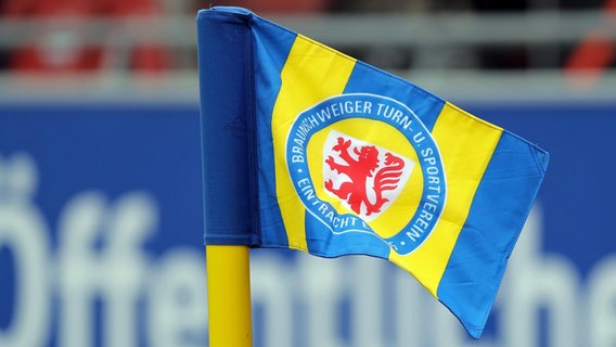 The flag of Eintracht Braunschweig © IMAGO / foto2press 